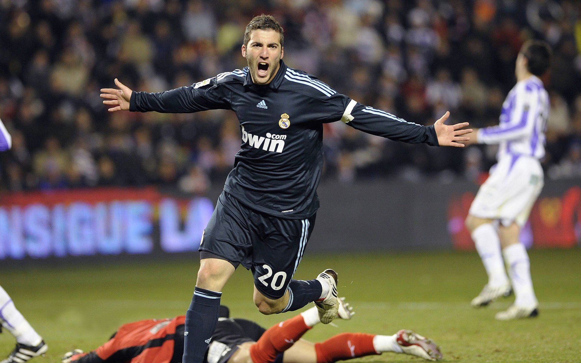 红牛火箭引擎焚天煮海，F1迈阿密街道赛上演科幻级碾压！